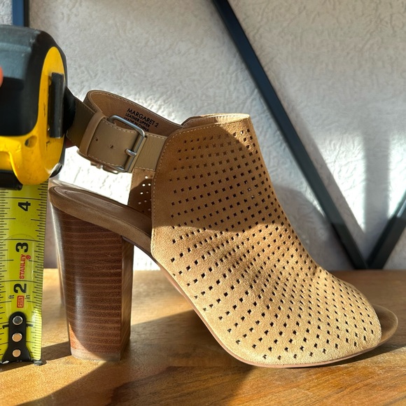 Tahari Margaret 2 Camel Suede Cut Out Peep Toe Slingback Block Heels Womens 10 - Picture 7 of 13